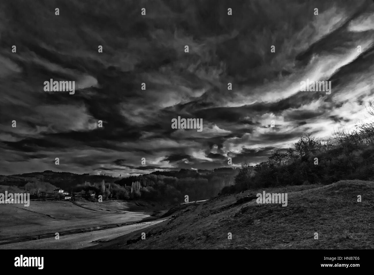 Santo Estevo serbatoio acqua all'alba dopo un periodo secco in inverno (basso livello dell'acqua) Foto Stock