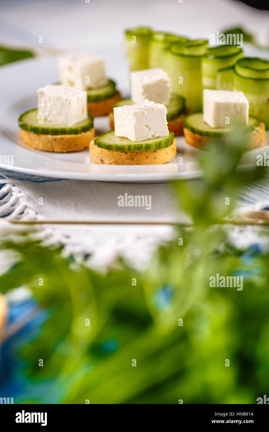 La bruschetta salate con il formaggio feta e il cetriolo Foto Stock