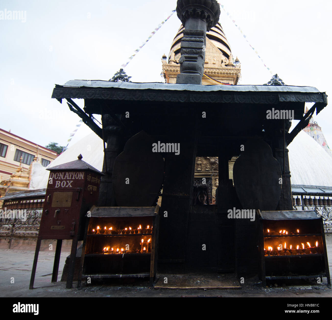 Le lampade che ardono in un santuario a Swayambhunath tempio complesso a Kathmandu in Nepal, dalla devota offrendo preghiere Foto Stock