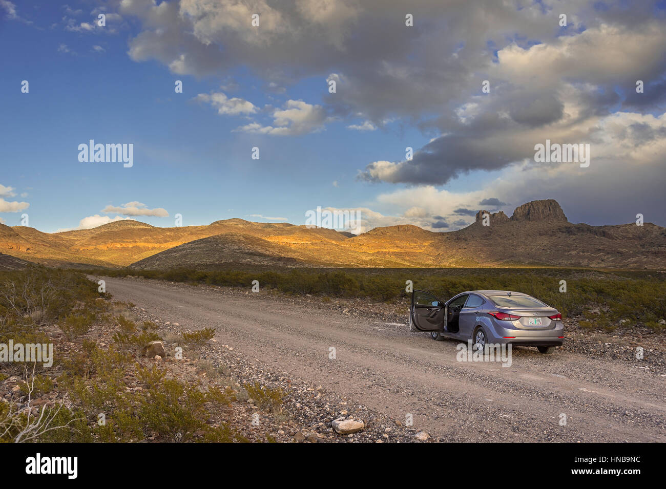 Auto deserto su strada sterrata, Arizona USA Foto Stock