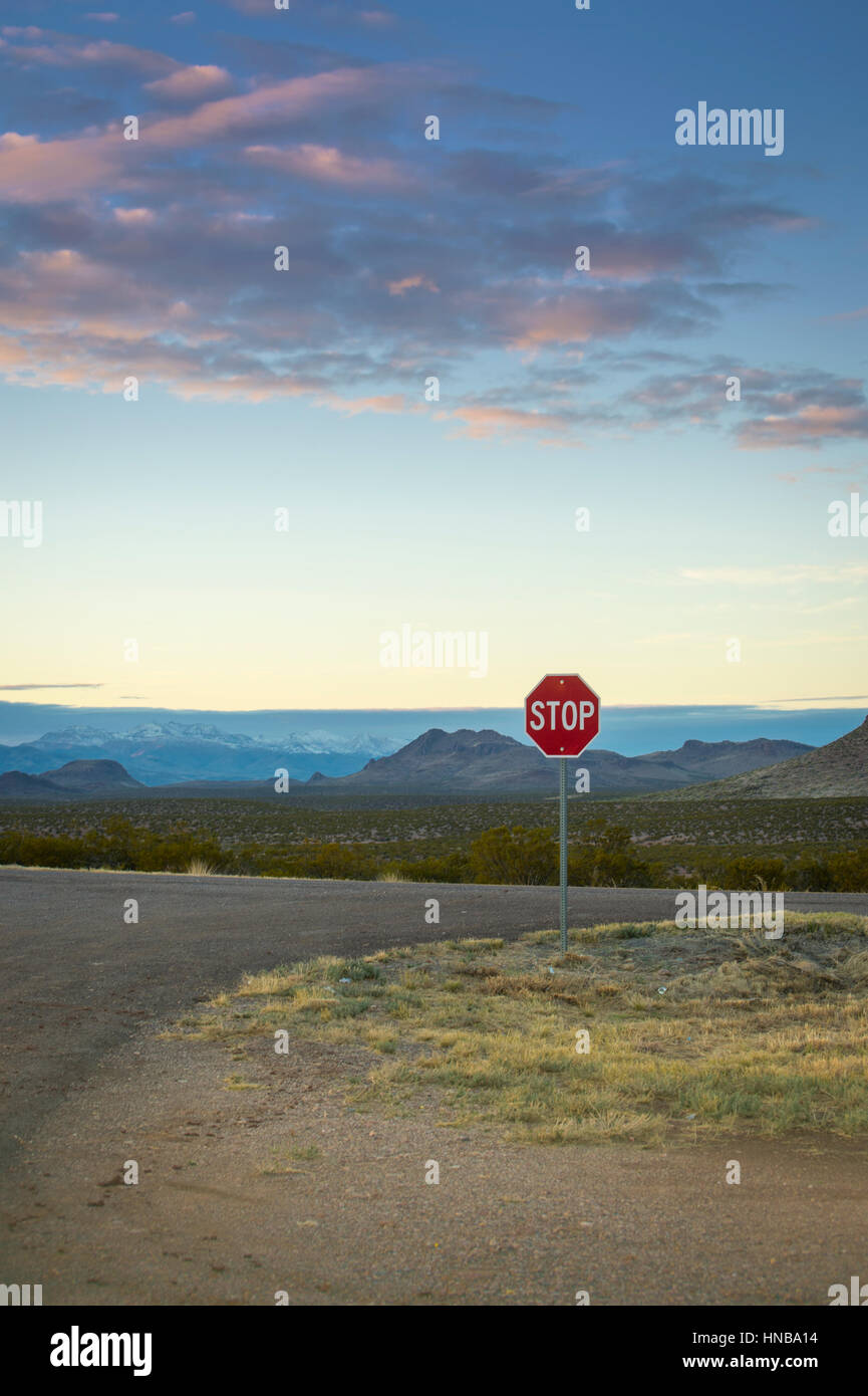 Il segnale di arresto al Desert Highway, Arizona USA Foto Stock