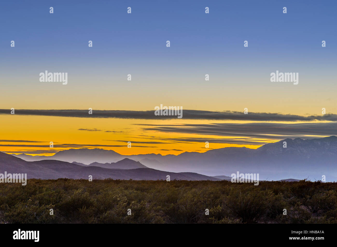 Arizona delle montagne del deserto al tramonto Foto Stock