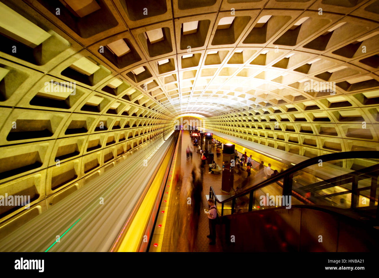 Un treno in movimento lasciando la stazione della metropolitana di Washington DC Foto Stock
