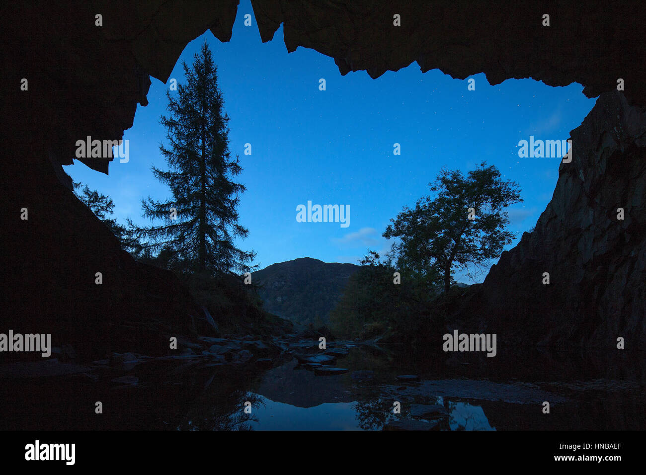 Una vista del cielo stellato guardando fuori di Rydal grotta vicino a Ambleside nel Parco nazionale del Lake District in Cumbria, England, Regno Unito, Europa Foto Stock