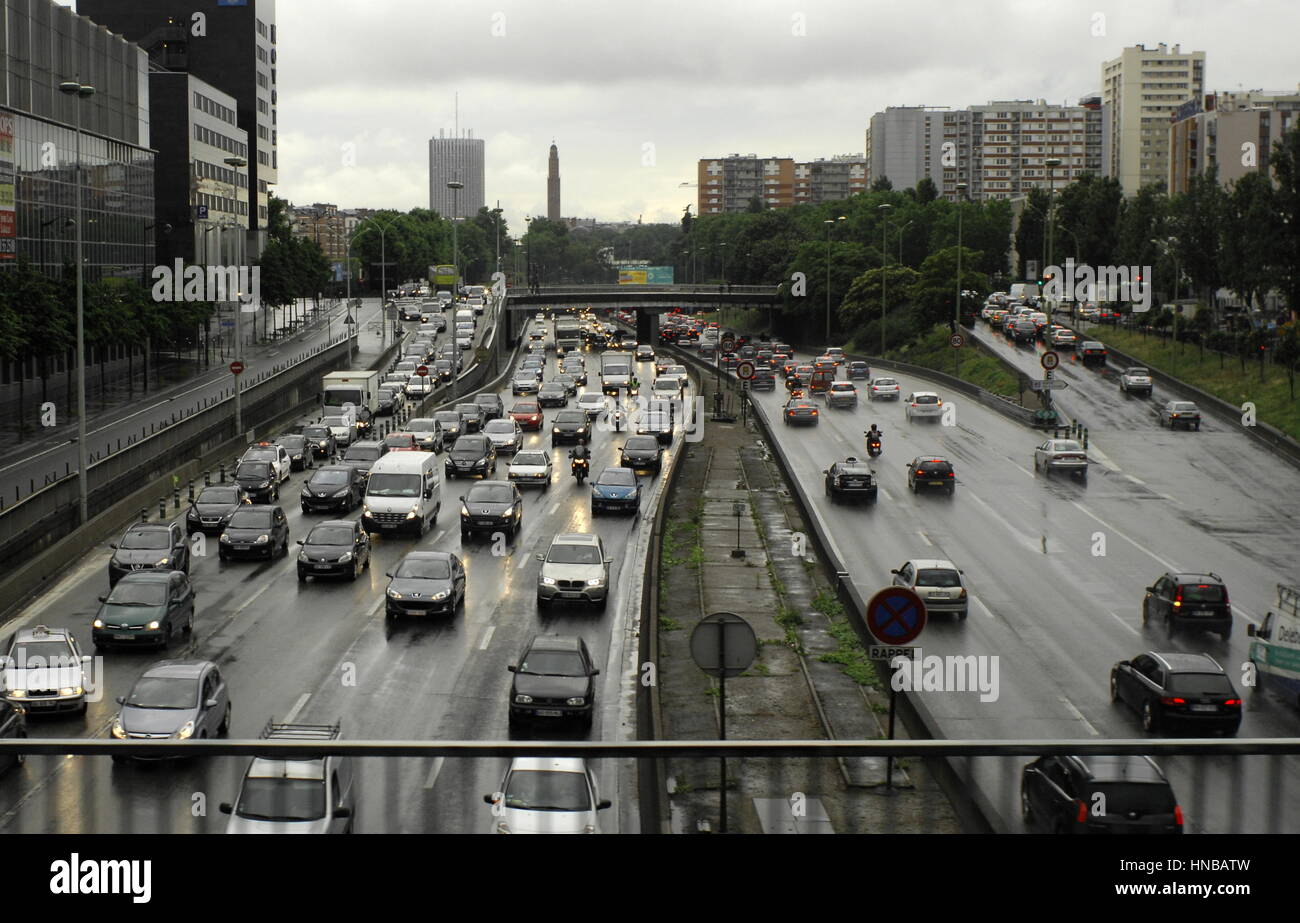 AJAXNETPHOTO. Parigi, Francia. -RING-ROAD- la congestione del traffico su PERIPHERIQUE sistema di strada che circonda la città. foto:JONATHAN EASTLAND/AJAX REF:D121506 2836 Foto Stock