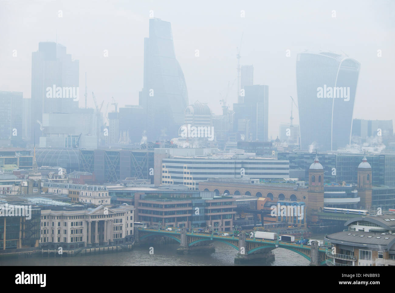 Vista del paesaggio urbano e inquinamento atmosferico sopra la città di Londra il distretto finanziario di grattacieli edifici su 24 Gennaio 2017 a Londra REGNO UNITO KATHY DEWITT Foto Stock