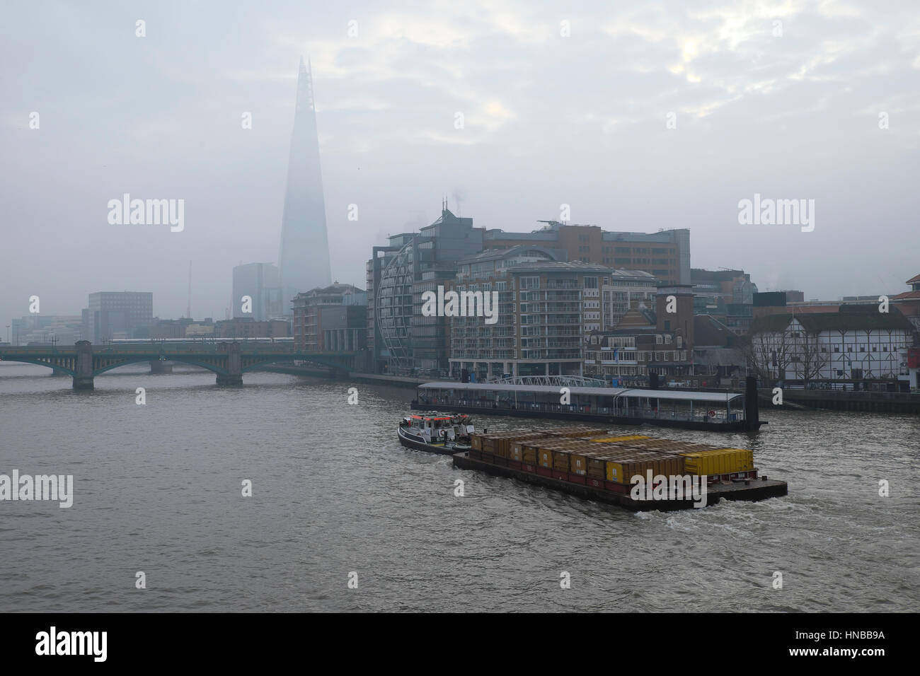 Livelli tossici di inquinamento atmosferico sull'alto edificio del grattacielo Shard e sul Tamigi il 24th gennaio 2017 Londra del sud UK KATHY DEWITT Foto Stock
