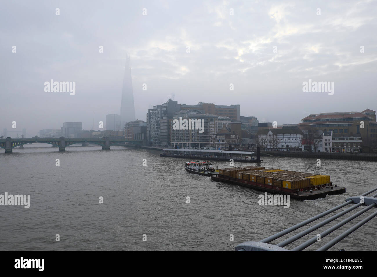 Livelli tossici di inquinamento atmosferico sull'alto edificio del grattacielo Shard e sul Tamigi il 24th gennaio 2017 Londra del sud UK KATHY DEWITT Foto Stock