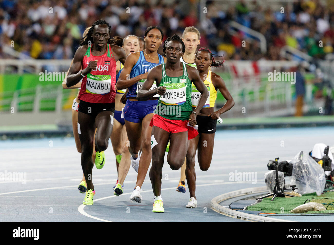 Rio de Janeiro, Brasile. Il 18 agosto 2016. Atletica leggera,Francine Niyonsaba (BDI) e Ajee Wilson (USA) in competizione nella donna 800m semi-finale al 20 Foto Stock