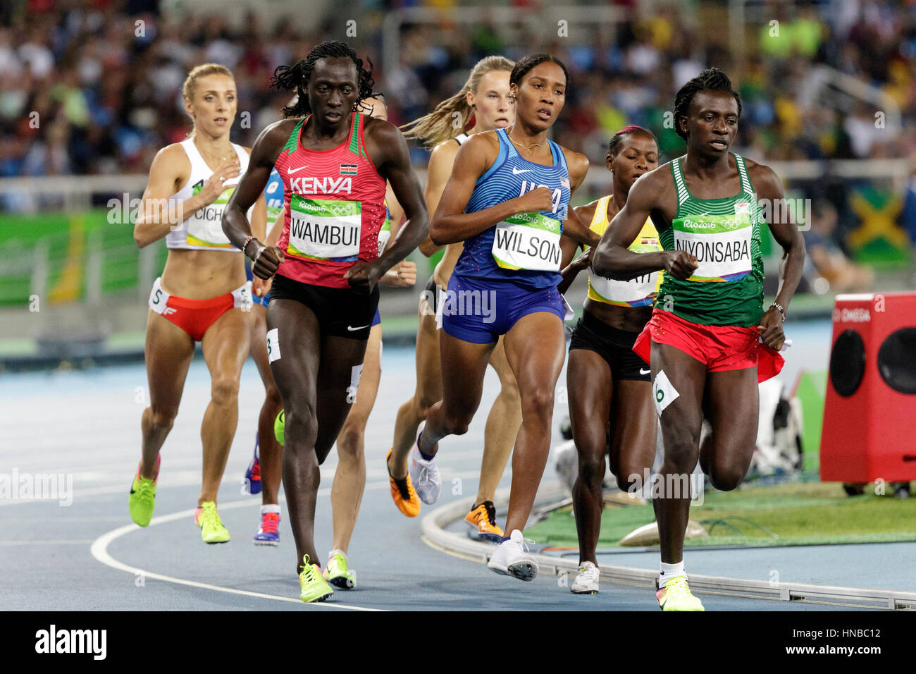 Rio de Janeiro, Brasile. Il 18 agosto 2016. Atletica leggera,Francine Niyonsaba (BDI) e Ajee Wilson (USA) in competizione nella donna 800m semi-finale al 20 Foto Stock