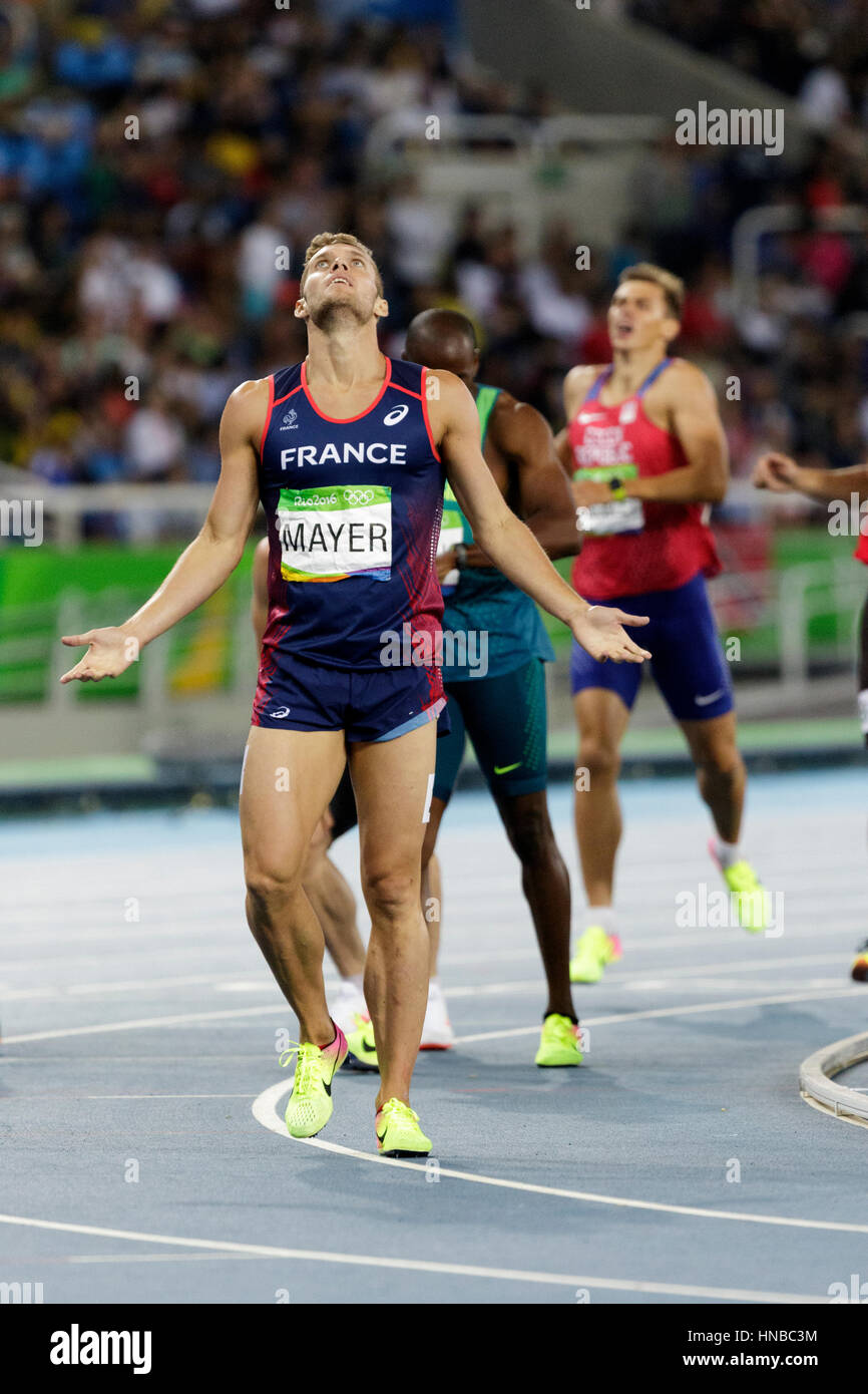 Rio de Janeiro, Brasile. Il 18 agosto 2016. Atletica, Kevin Mayer (FRA) completando il Decathlon 1500m a 2016 Olimpiadi estive. ©Paul J. Sutton Foto Stock