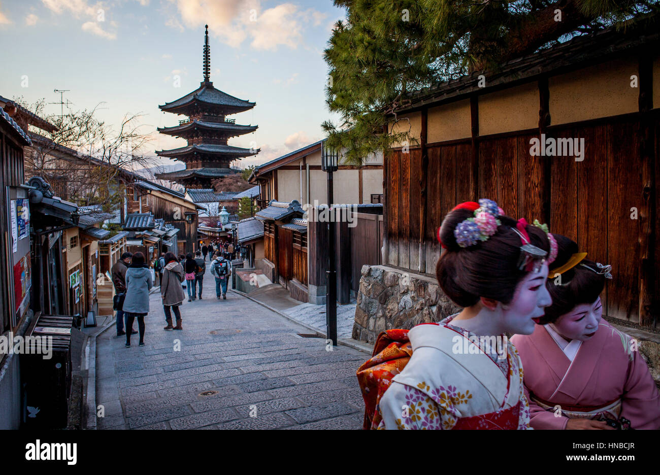 Sanneizaka street e Yasaka Pagoda, quartiere di Gion, Kyoto, Giappone. Foto Stock