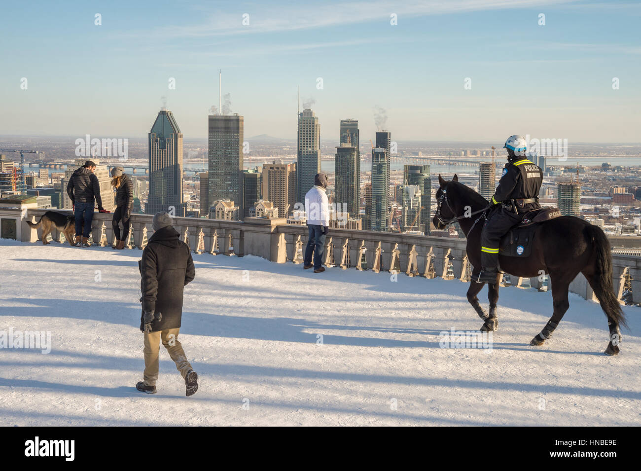 Montreal, CA - 10 Febbraio 2017: RCMP montato funzionario di polizia patroling sul Belvedere Kondiaronk su Mount-Royal Foto Stock