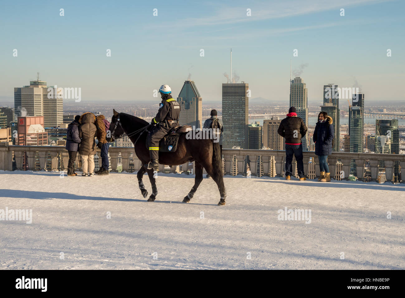 Montreal, CA - 10 Febbraio 2017: RCMP montato funzionario di polizia patroling sul Belvedere Kondiaronk su Mount-Royal Foto Stock