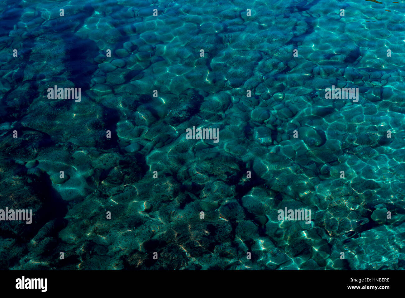 Acqua Sfondo oceano. Texture di acqua. in chiara luce blu dell'acqua. Acqua naturale Foto Stock