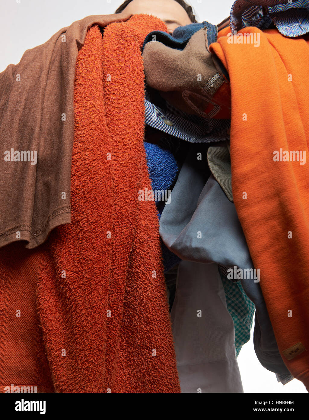 Confuso Uomo abbigliamento colorato isolati su sfondo bianco Foto Stock