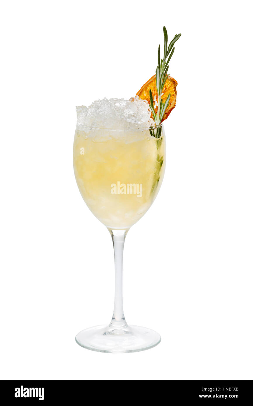 Wineglass con luce gialla limonata, cubetti di ghiaccio Foto Stock