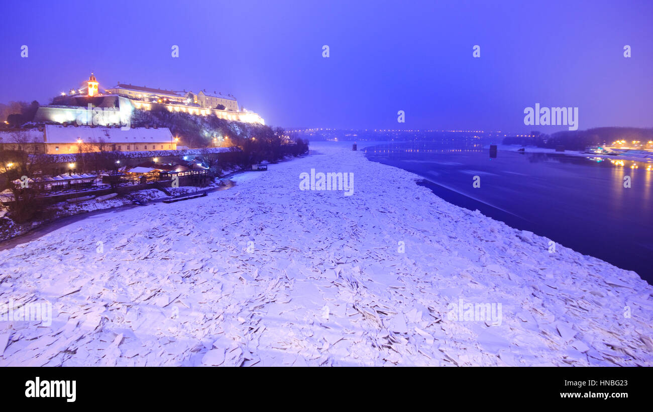 Congelati vista del fiume Danubio e della Fortezza Petrovaradin in inverno Foto Stock