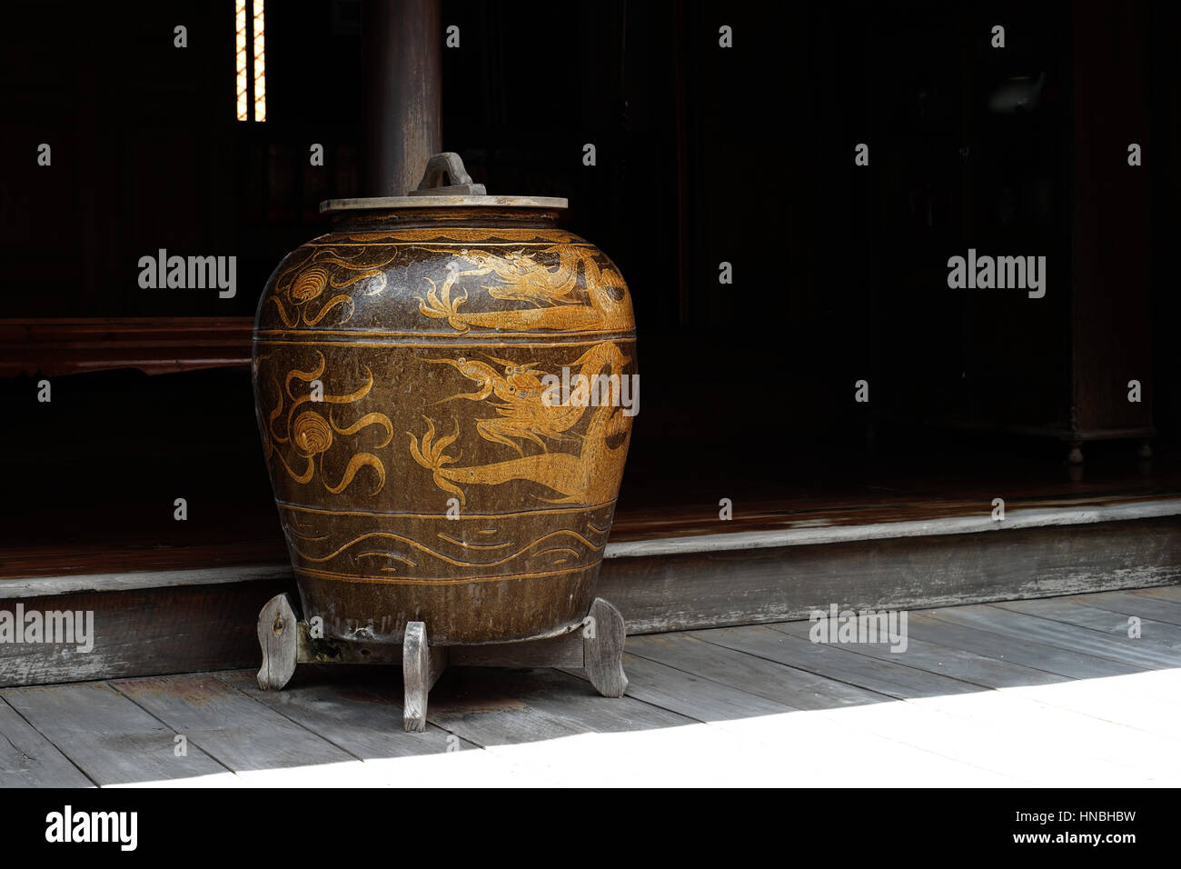 Vetri antichi acqua Vaso con pattern di drago Foto Stock