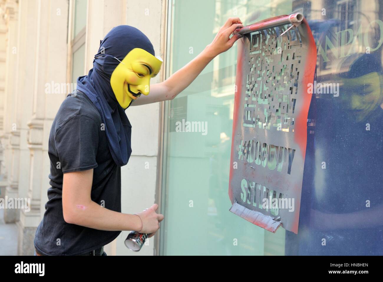 Anonimo a protester contro austerità per la dimostrazione Foto Stock