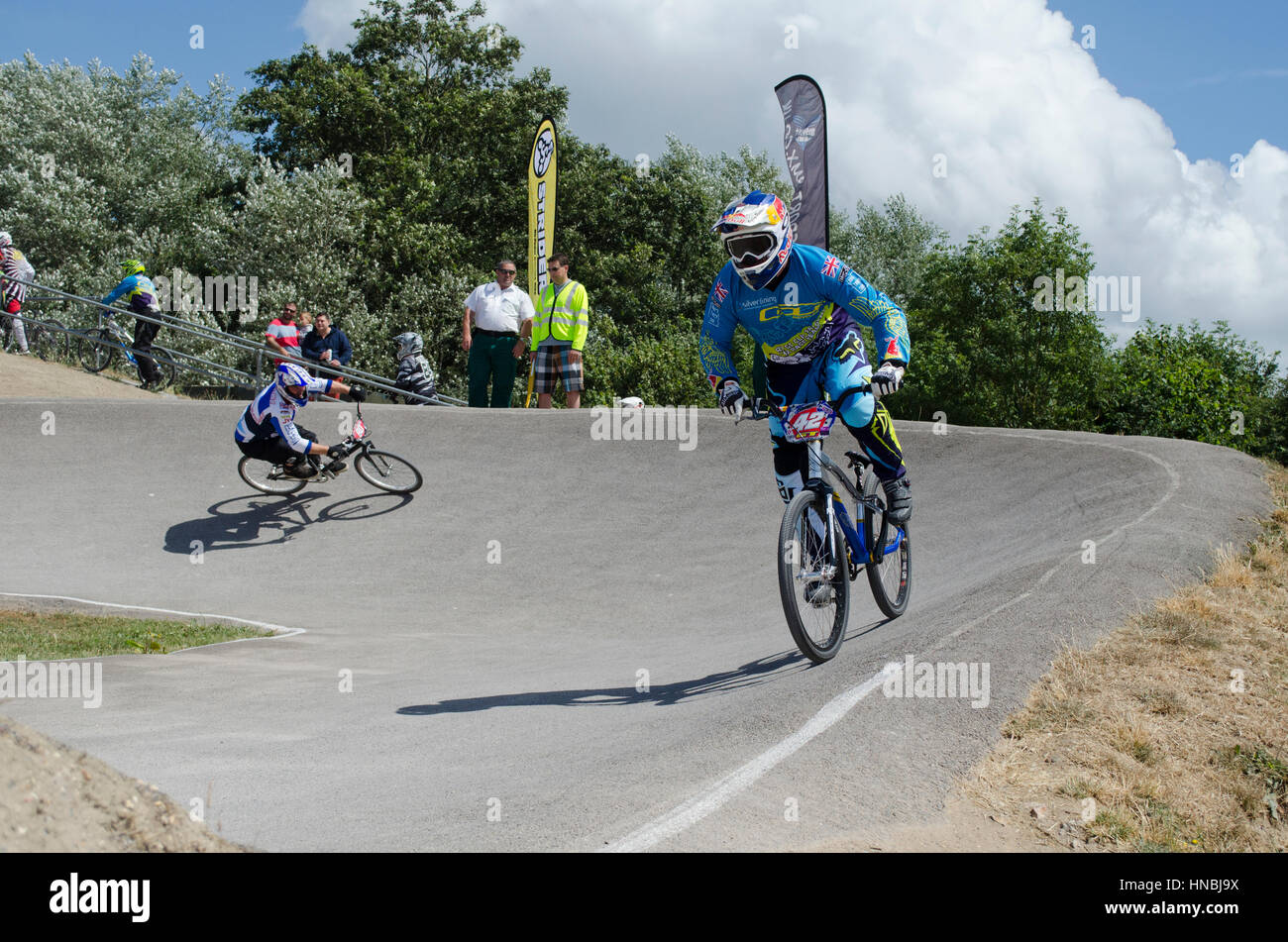 Una gara di BMX le moto e i piloti di competere su questa pista ciclabile a gosport hampshire Foto Stock