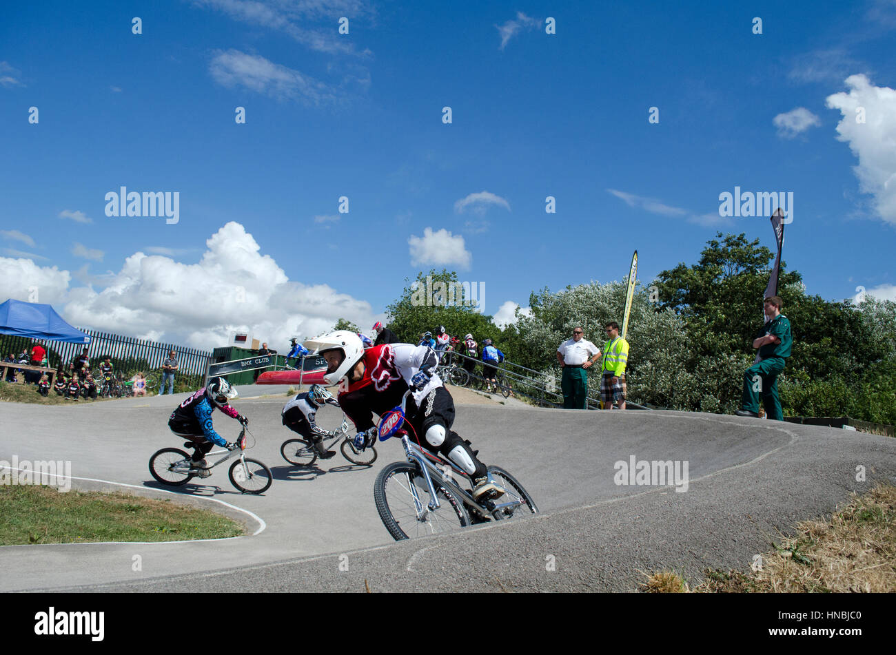 Una gara di BMX le moto e i piloti di competere su questa pista ciclabile a gosport hampshire Foto Stock