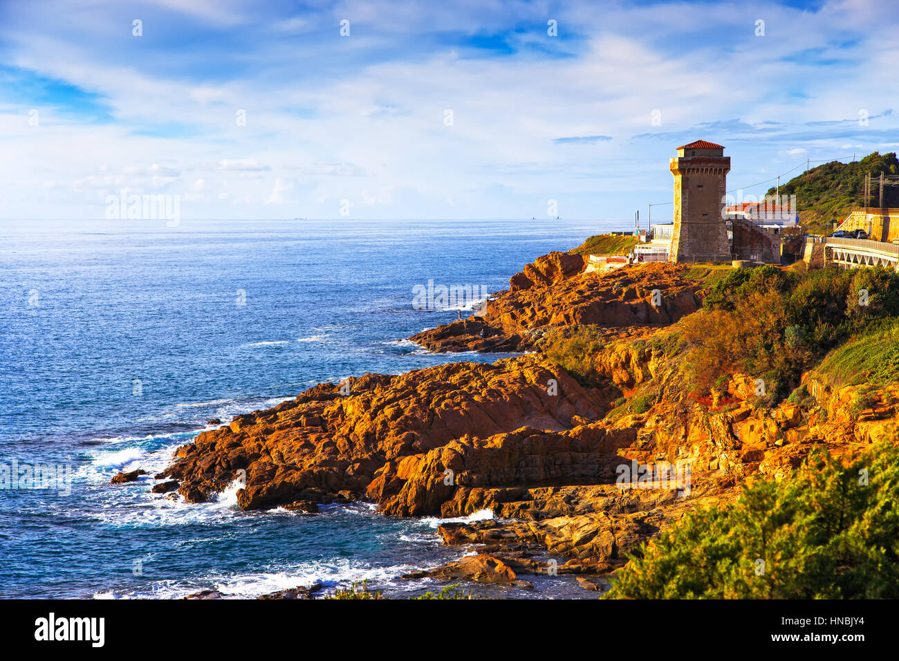 Calafuria Tower sulla scogliera rock, aurelia bridge e il mare d'inverno. Toscana, Italia, Europa Foto Stock