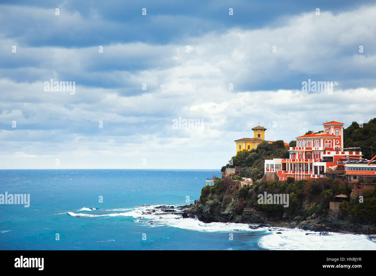 Castiglioncello landmark sulla scogliera di roccia e mare d'inverno. Toscana, Italia, Europa Foto Stock