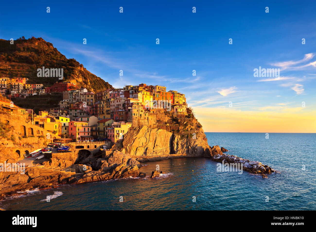 Manarola village sulla scogliera di rocce e mare al tramonto., Seascape in cinque terre, il Parco Nazionale delle Cinque Terre Liguria Italia Europa. Formato quadrato. Lunga Expo Foto Stock