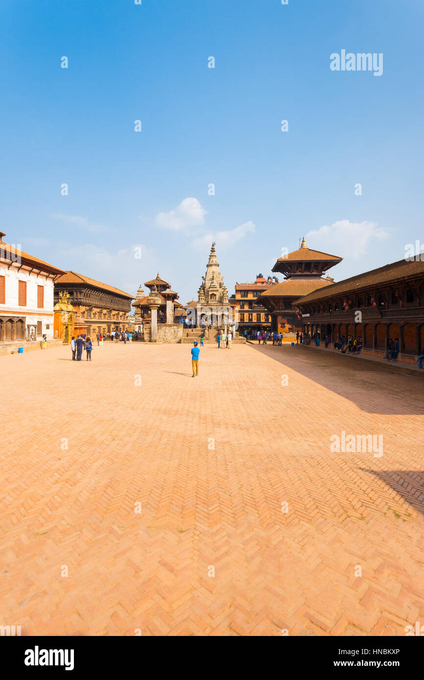 Bhaktapur, Nepal - 31 Ottobre 2013: spazzando un ampio angolo di visione di integre templi e palazzo a Bhaktapur Durbar Square in una giornata di sole prima del 2015 Vai Foto Stock