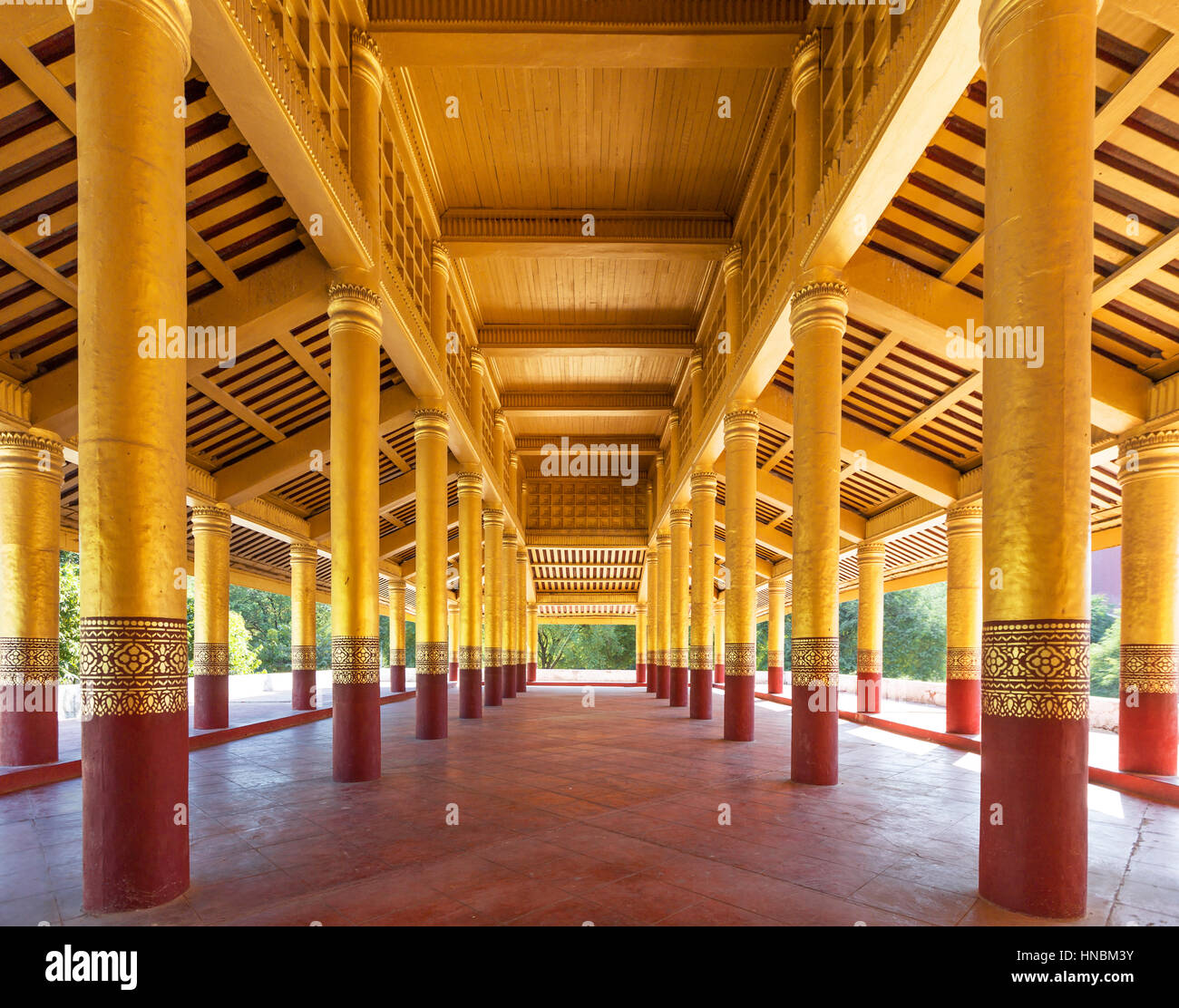 Corridoio nel Palazzo di Mandalay e ampio angolo di visualizzazione Foto Stock