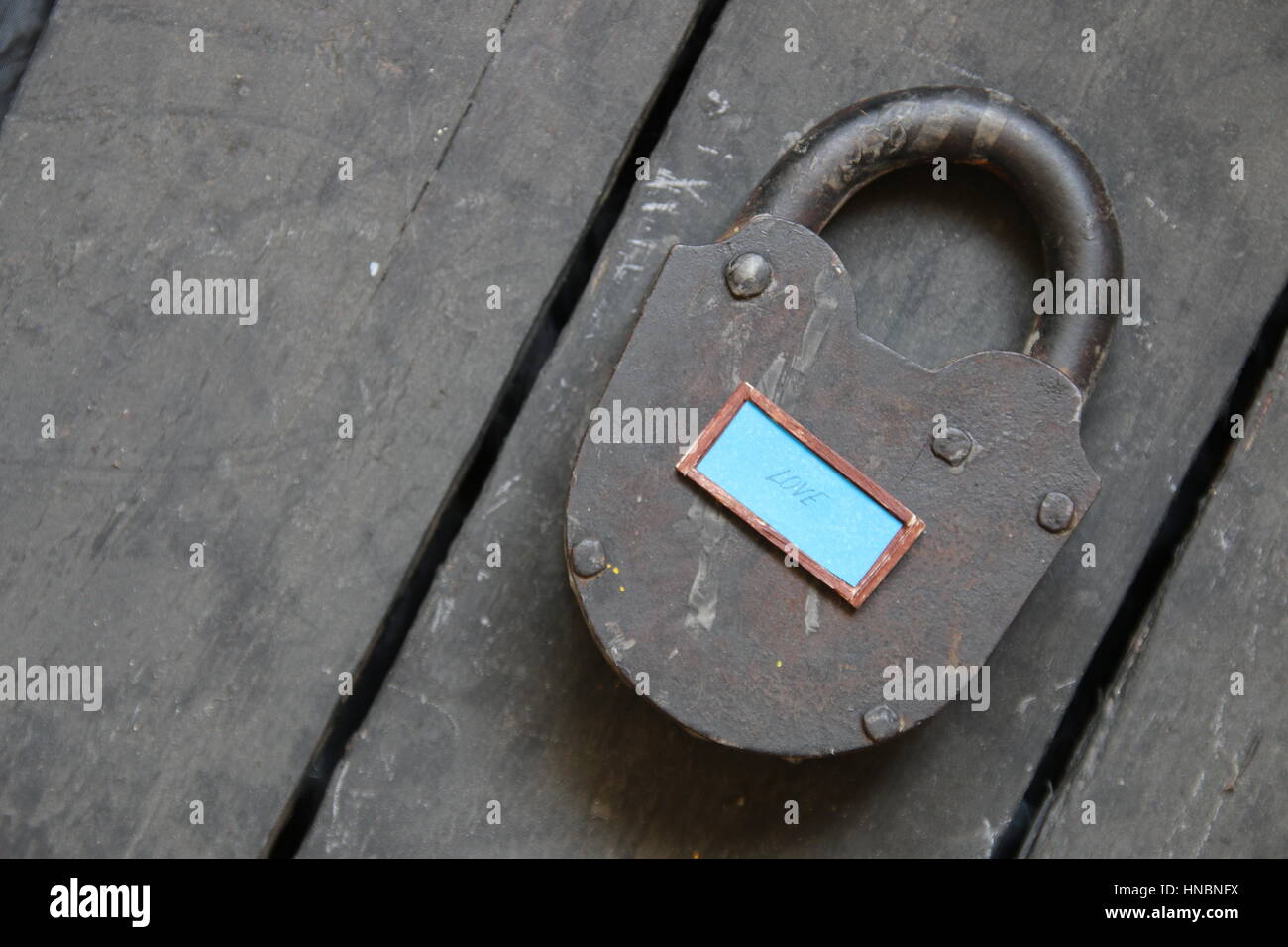Valentines Day card - amore testo e vecchio lucchetto Foto Stock