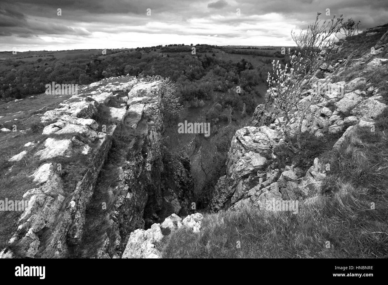 Estate vista sulle scogliere calcaree di Cheddar Gorge, Mendip Hills, Contea di Somerset, Inghilterra, Regno Unito Foto Stock