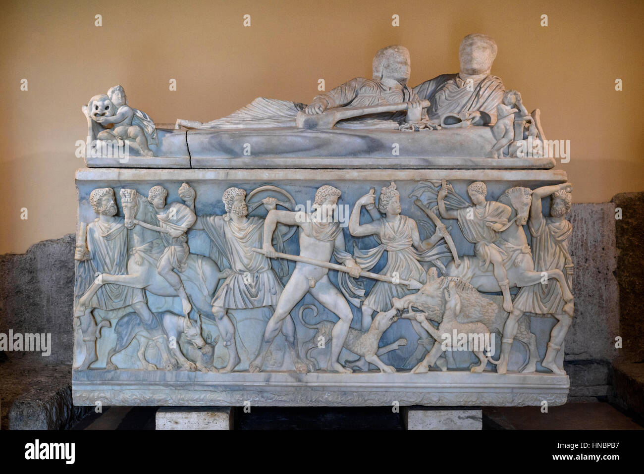 Roma. L'Italia. Sarcofago romano raffigurante il mito di Meleagro e la ...