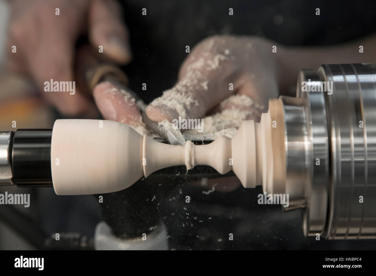 Lavorazione del legno su un tornio. Foto Stock
