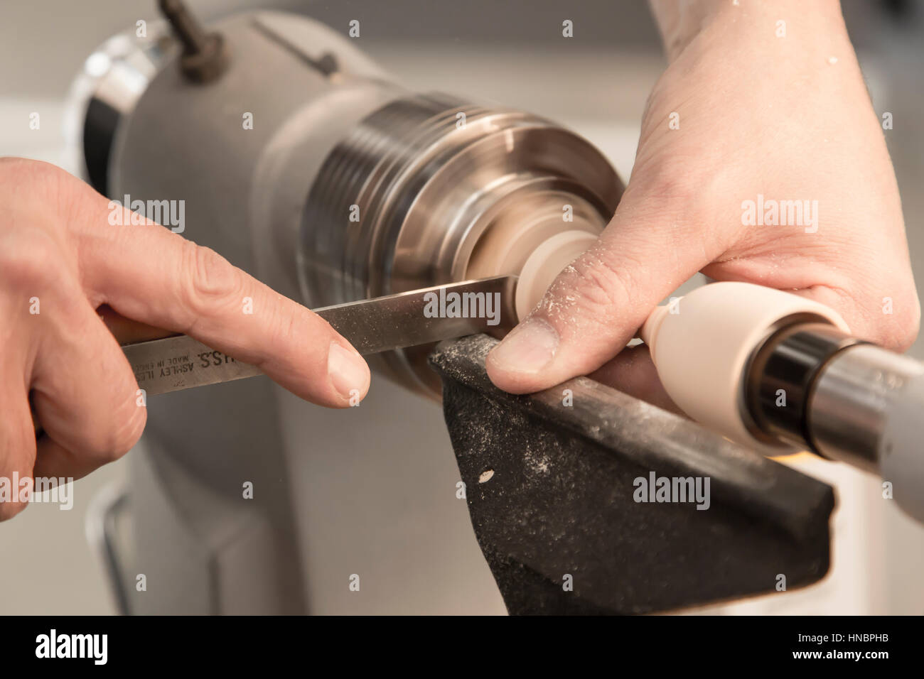 Lavorazione del legno su un tornio. Foto Stock