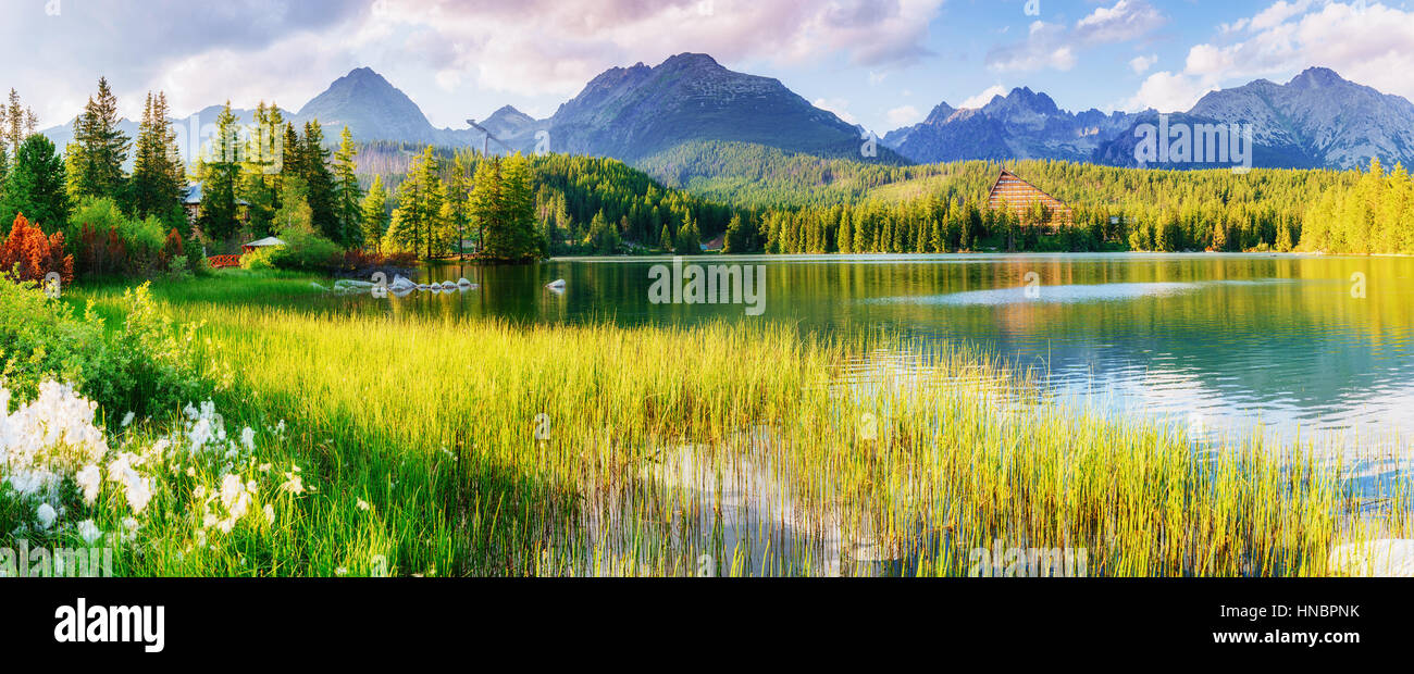 Maestoso lago di montagna nel Parco Nazionale Monti Tatra. Il villaggio di Strbske ple Foto Stock