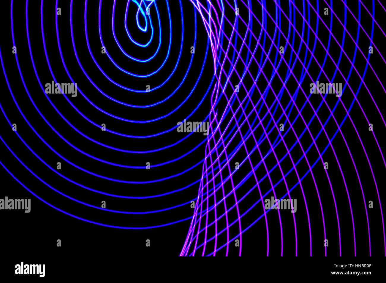 La pittura di luce. Abstract, futuristico, colorato con esposizione lunga, sfondo nero-22. Foto Stock