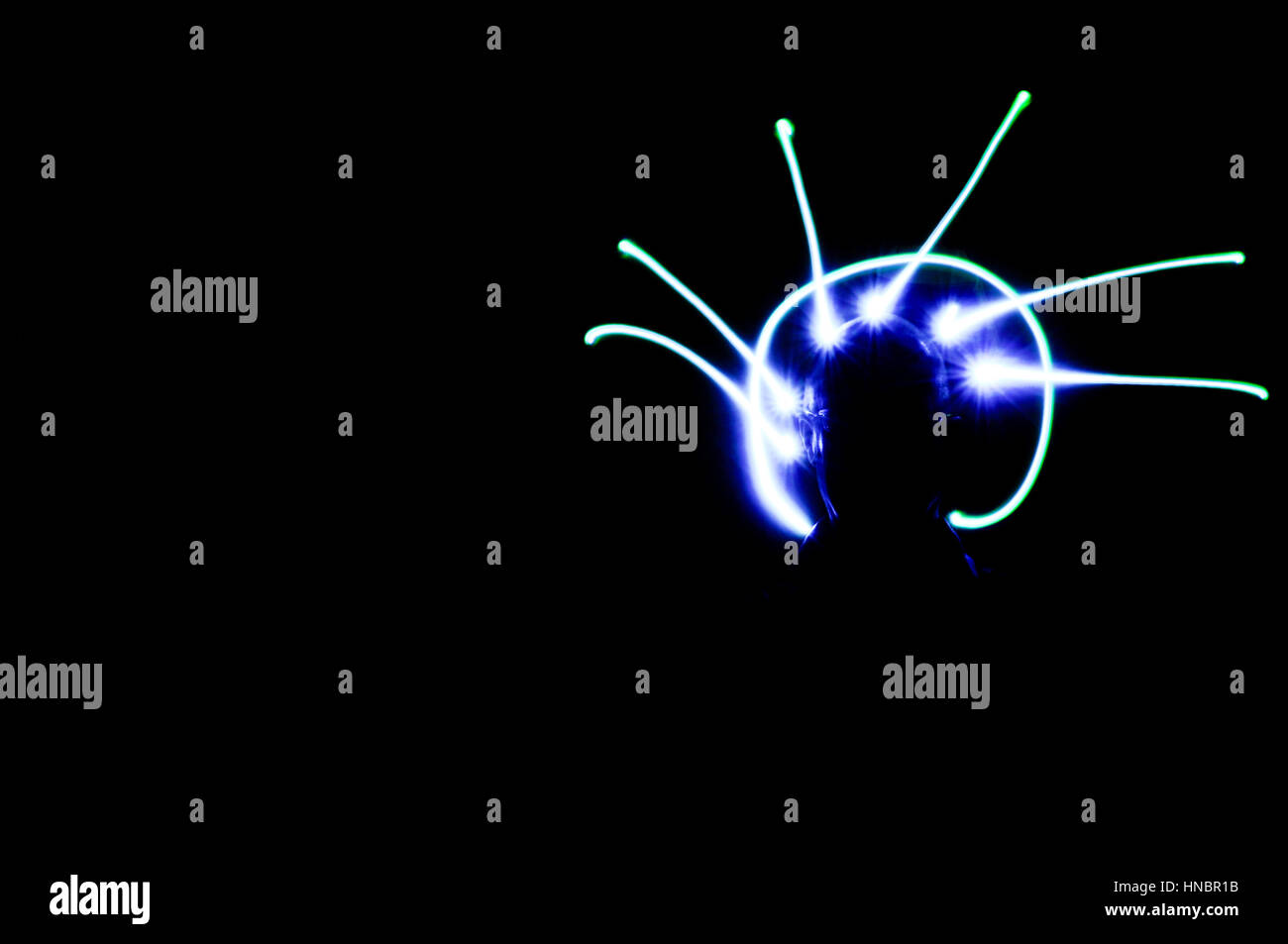 La pittura di luce. Abstract, futuristico, colorato con esposizione lunga, sfondo nero-32. Foto Stock
