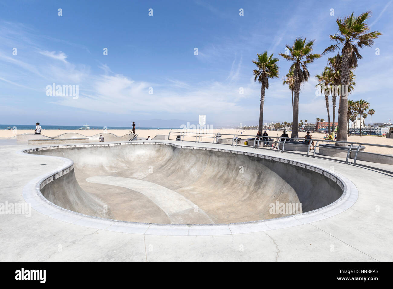 Vista editoriale di un calcestruzzo coppa a Los Angeles dell'oceano di fronte la spiaggia di Venezia scheda di skate park. Foto Stock