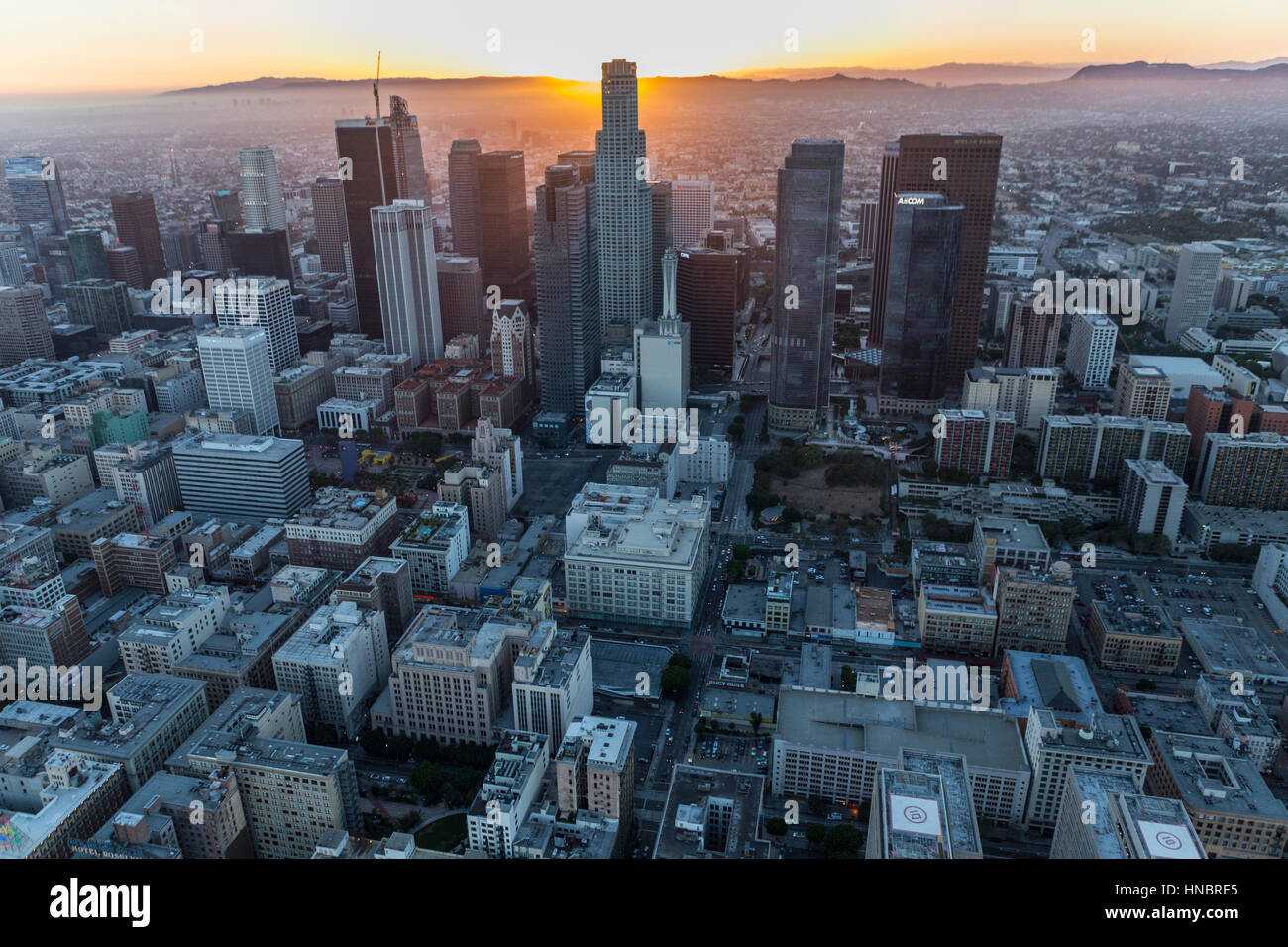 Los Angeles, California, Stati Uniti d'America - 21 Luglio 2016: antenna urbano del sole che tramonta dietro la US Bank Tower nel centro di Los Angeles. Foto Stock