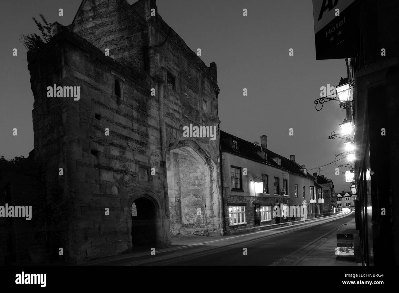 Browns Gate a notte, Cattedrale Chiesa di St Andrews in pozzetti, pozzetti Città, Englands più piccola città, Contea di Somerset, Inghilterra, Regno Unito Foto Stock