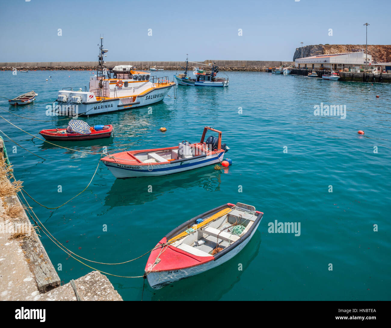 Il Portogallo, Algarve, Porto da Baleeira Sagres, vista del porto di pesca di Sagres Foto Stock