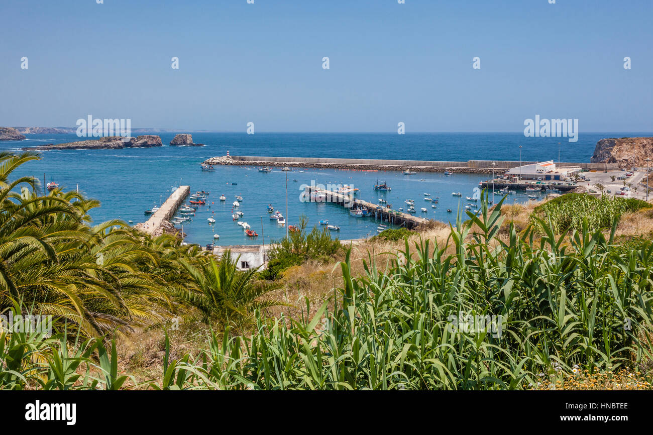 Il Portogallo, Algarve, Porto da Baleeira Sagres, vista del porto di pesca di Sagres Foto Stock