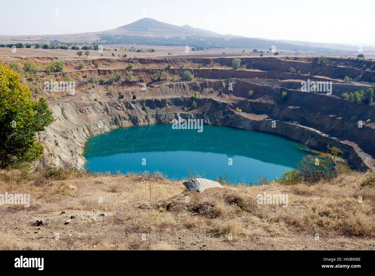 Aprire abbandonata miniera di pit parzialmente pieno di acqua Foto Stock