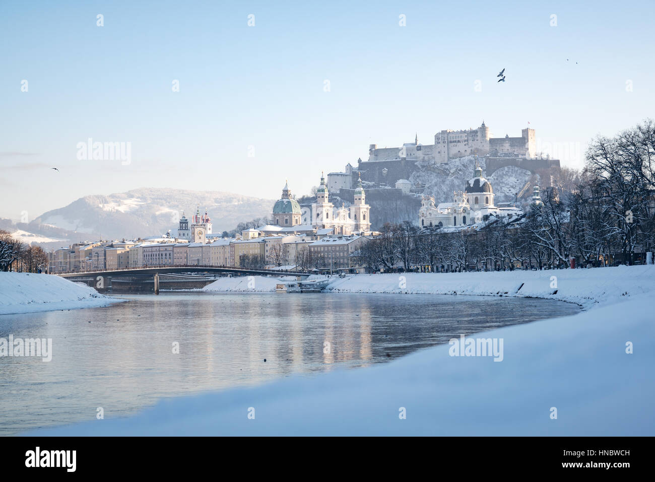 Skyline della città e il castello di neve, Salisburgo, Austria Foto Stock