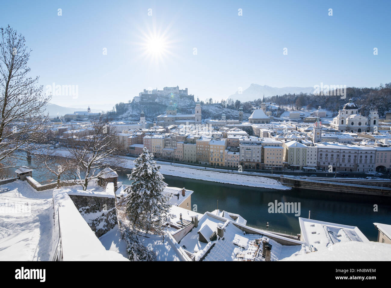 Skyline della città e il castello di neve, Salisburgo, Austria Foto Stock