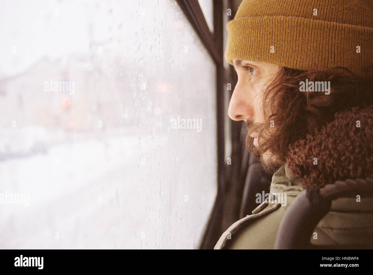 Uomo seduto sul bus guardando fuori della finestra, Bucarest, Romania Foto Stock