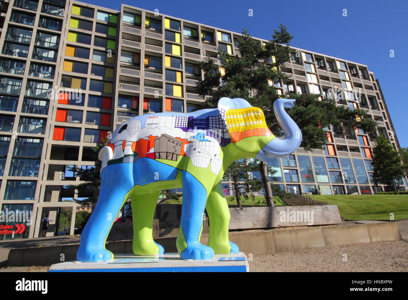 L'elefante "Our City" dell'artista Sheffield Alan Pennington; l'esterno di Park Hill si allena come parte dell'installazione di opere d'arte pubblica "mandria di Sheffield" - 2016 Foto Stock