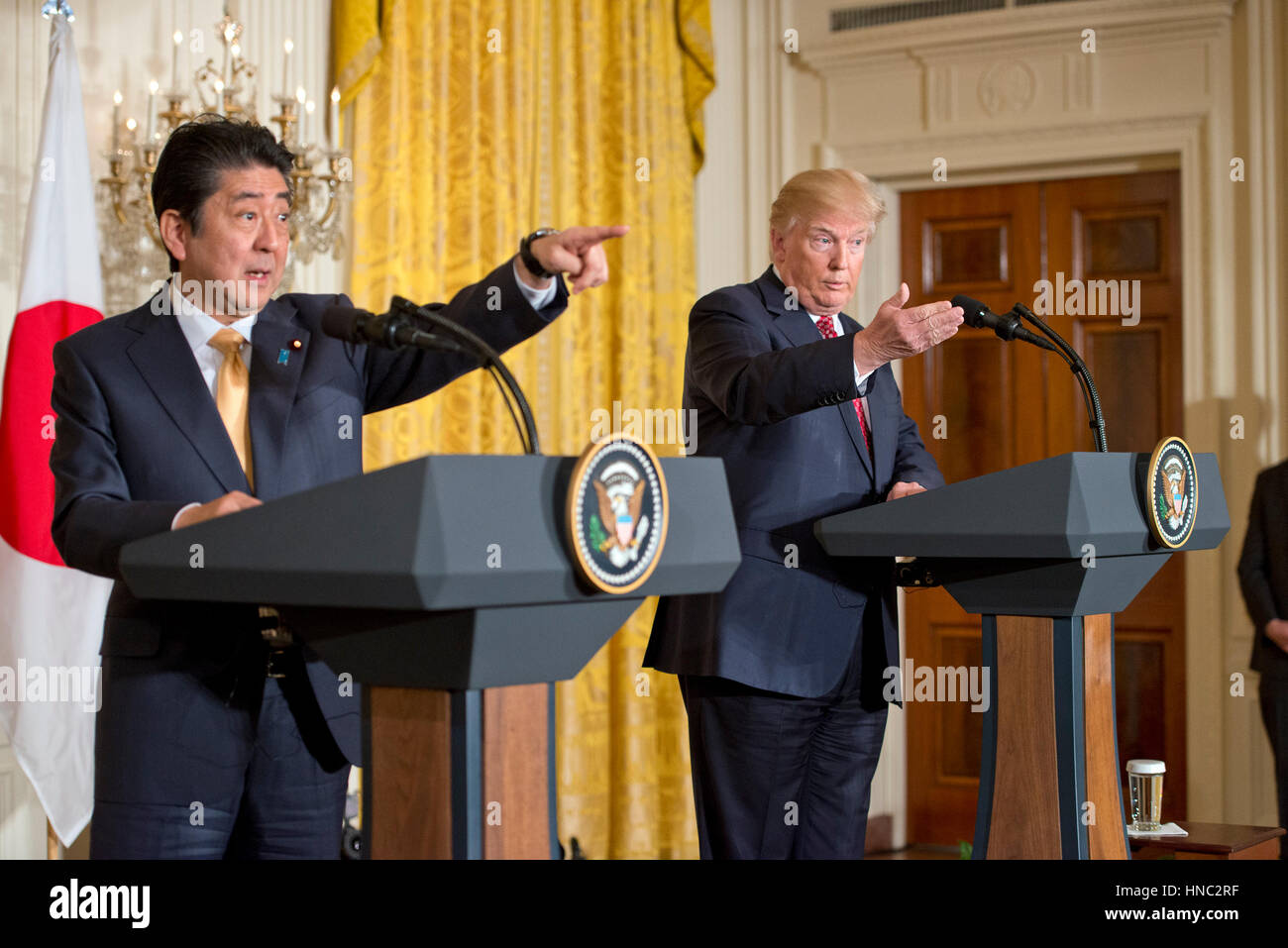 Washington DC, Stati Uniti d'America. Il 10 febbraio 2017. Il Presidente degli Stati Uniti, Trump, destra, conduce una conferenza stampa congiunta con il Primo Ministro Shinz? Abe del Giappone, a sinistra nella Sala Est della Casa Bianca di Washington, DC il venerdì 10 febbraio, 2017. Th Foto Stock